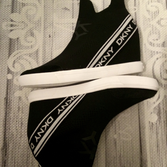 DKNY HIDDEN PLATFORM SNEAKERS NWOT - Picture 1 of 4